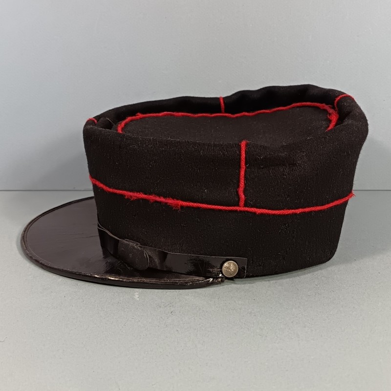 KEPI DE SAPEURS-POMPIERS MODELE 1884 DE SORTI AVEC LOGEMENT POUR LE POMPON OU PLUMET TAILLE 57